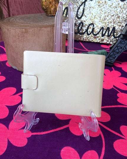 Vintage 1970s lady Buxton leather billfold wallet white