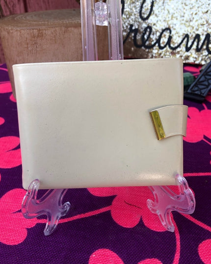 Vintage 1970s lady Buxton leather billfold wallet white