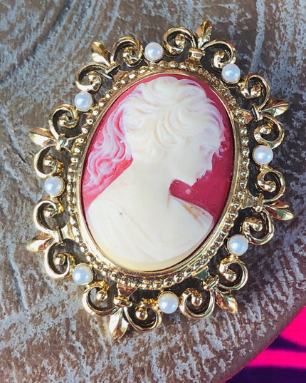 Vintage Cameo 2” with faux pearl & delicate style