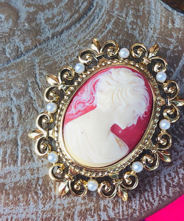 Vintage Cameo 2” with faux pearl & delicate style