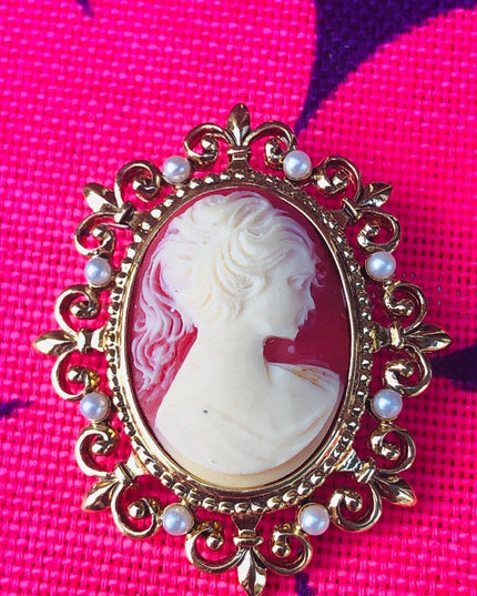 Vintage Cameo 2” with faux pearl & delicate style