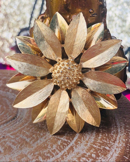 Vintage gold flower Daisey brooch