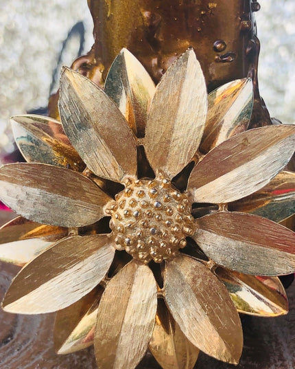 Vintage gold flower Daisey brooch