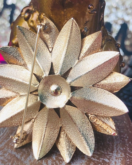 Vintage gold flower Daisey brooch