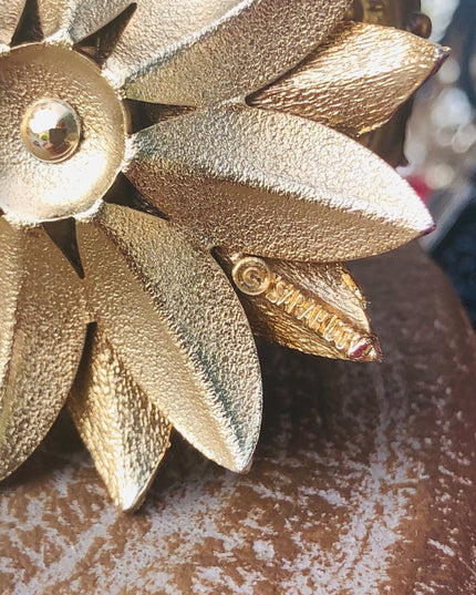 Vintage gold flower Daisey brooch