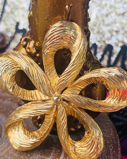 Vintage gold flower textured high quality swirl brooch