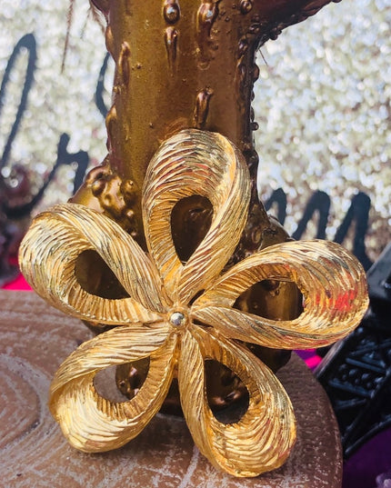 Vintage gold flower textured high quality swirl brooch