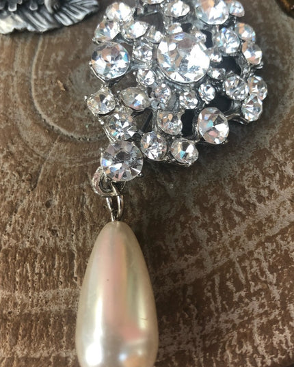 Vintage 1980s scarf crystal faux pearl brooch