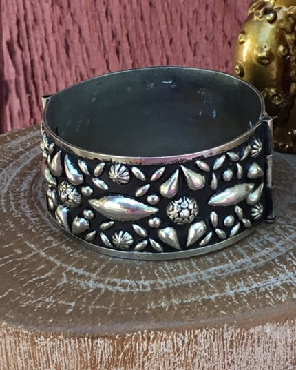 Vintage Mexico Alpaca southwestern syle handmade ornate silver Chunky bangle vg