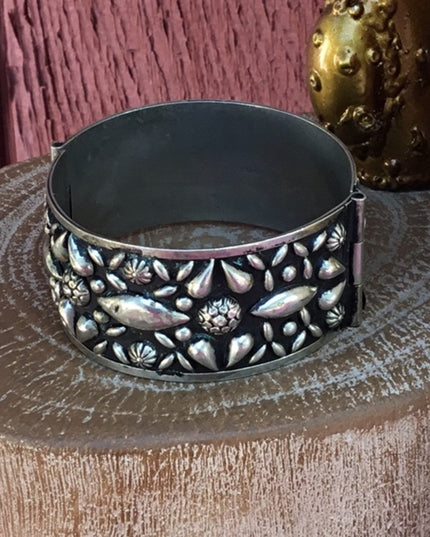 Vintage Mexico Alpaca southwestern syle handmade ornate silver Chunky bangle vg
