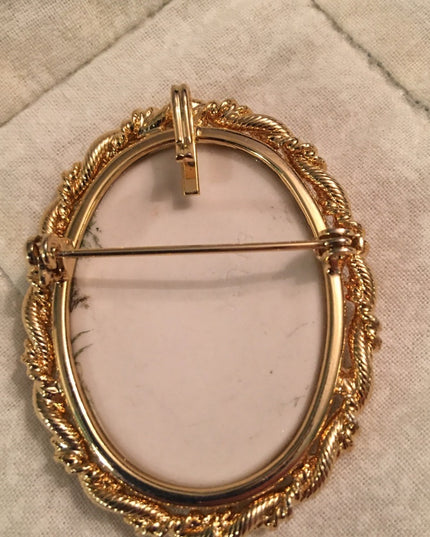 Vintage ceramic cameo asian scene pendant brooch