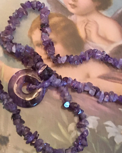 Beautiful vintage amethyst chip with donught pendant necklace 36”
