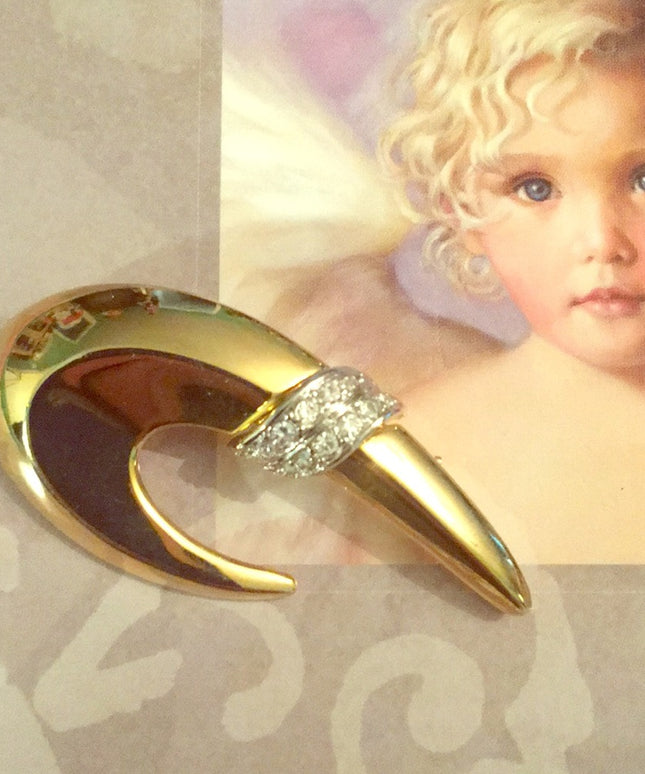 Vintage gold tone brooch 2”
