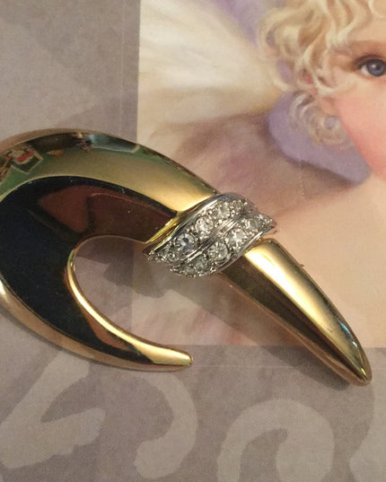 Vintage gold tone brooch 2”