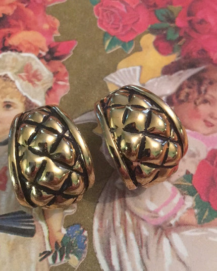 Vintage gold finish waffle design half hoop dangle earrings