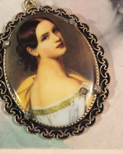 Vintage Gold tone ceramic cameo pendant necklace