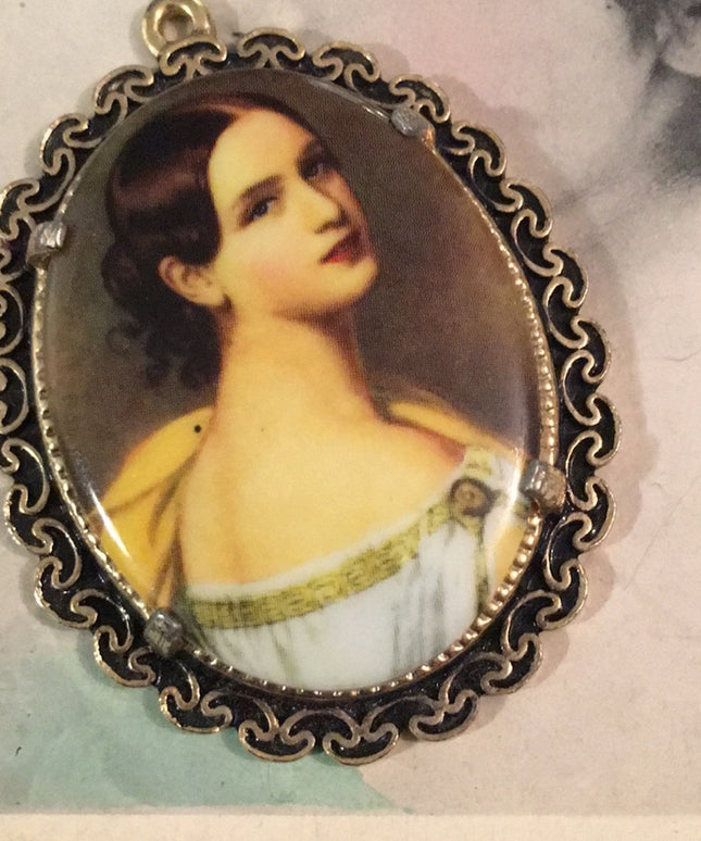 Vintage Gold tone ceramic cameo pendant necklace