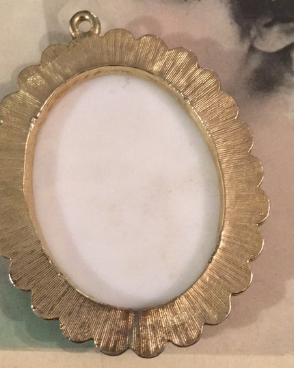 Vintage Gold tone ceramic cameo pendant necklace