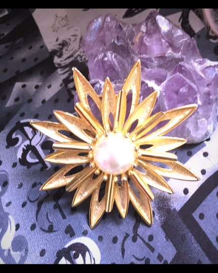 Vintage 1960s Starburst faux pearl LG gold brooch
