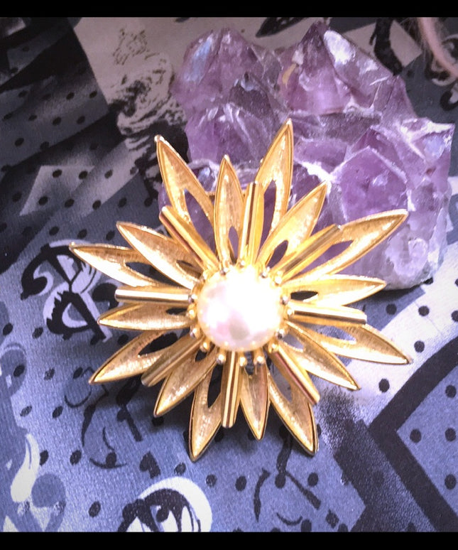 Vintage 1960s Starburst faux pearl LG gold brooch