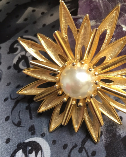 Vintage 1960s Starburst faux pearl LG gold brooch
