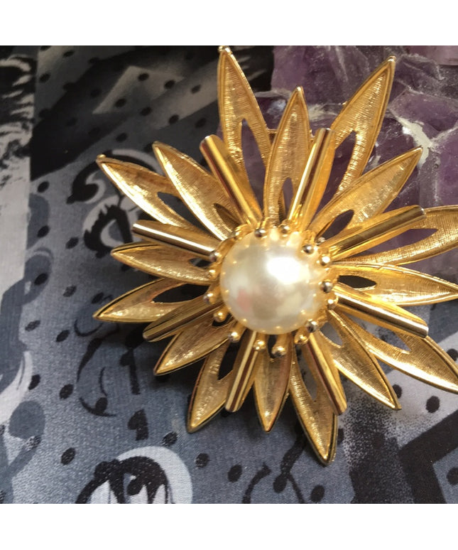 Vintage 1960s Starburst faux pearl LG gold brooch