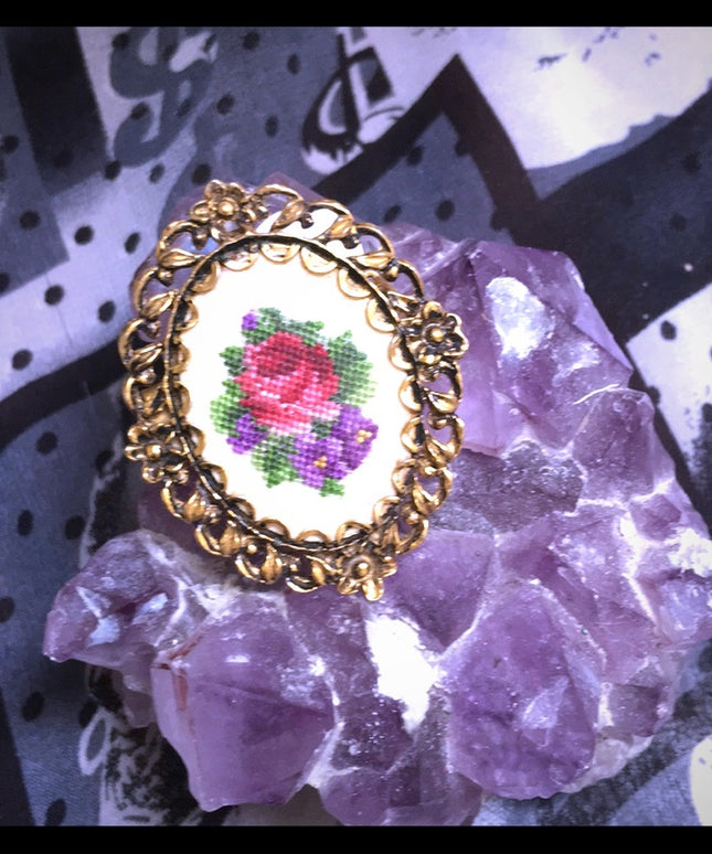 Vintage 1960s petite point gold flower brooch