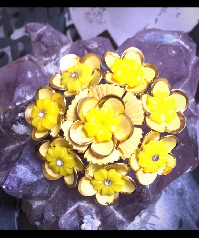 VTG 1960s Continental yellow flower gold brooch