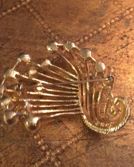 Vintage faux pearl gold tone flower brooch