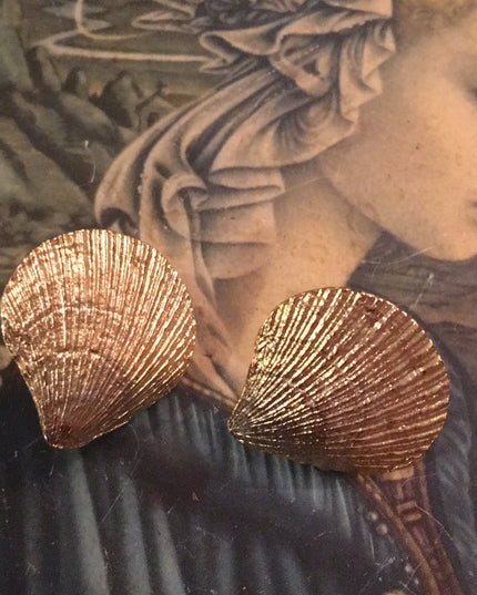 Vintage gold metal heavy shell clip on earrings