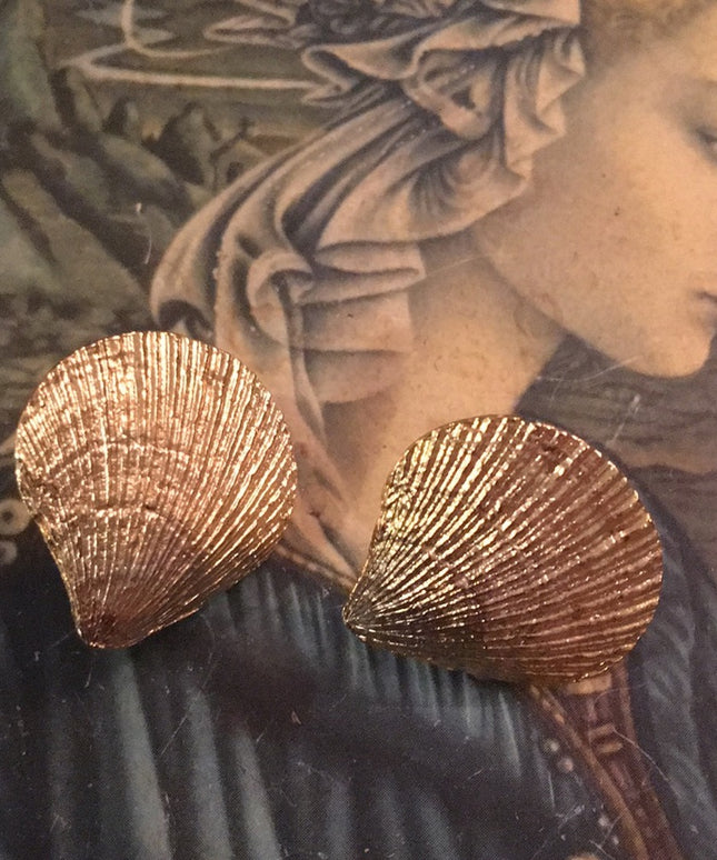 Vintage gold metal heavy shell clip on earrings