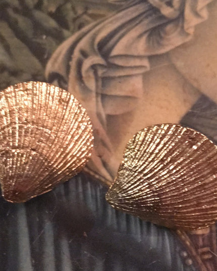 Vintage gold metal heavy shell clip on earrings