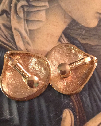 Vintage gold metal heavy shell clip on earrings