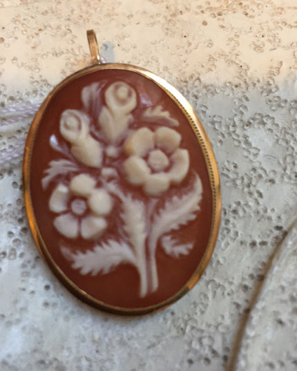 💗 18k Flower shell cameo brooch pendant