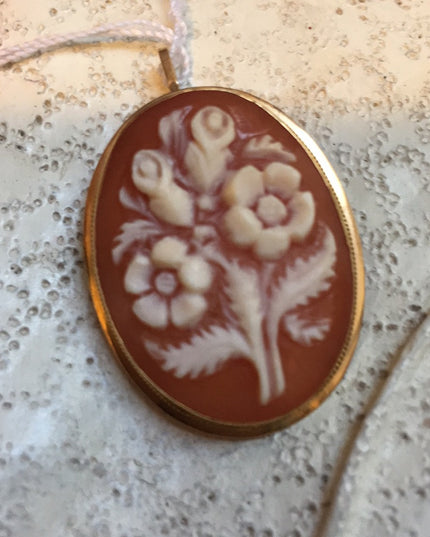 💗 18k Flower shell cameo brooch pendant