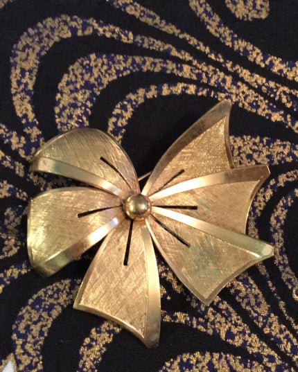 Vintage brushed gold tone brushed metal bow brooch