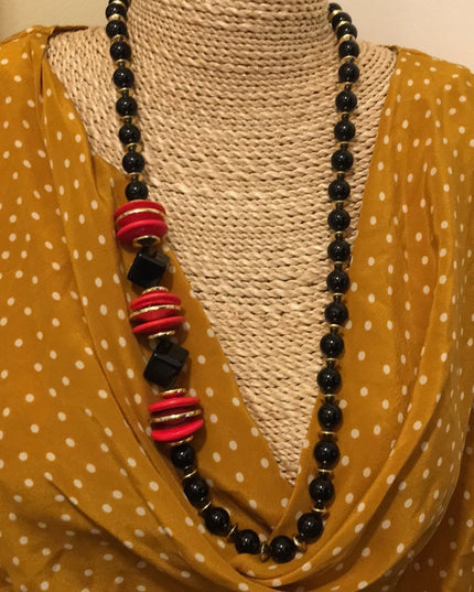Vintage plastic black & red chunky necklace 1970s