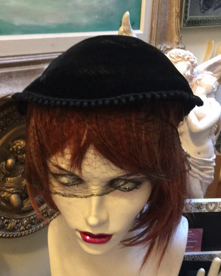 Vintage 1940s Velvet Facinator Black hat