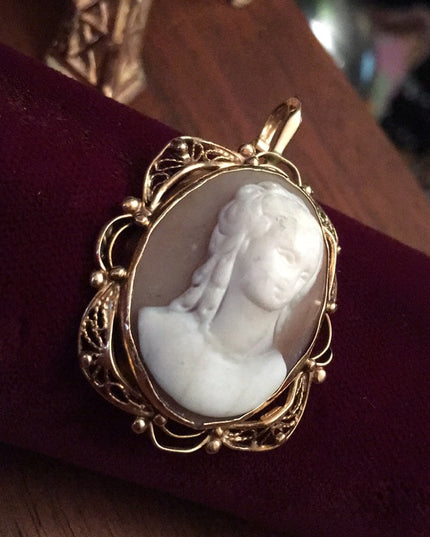 Antique Victorian 14k Gold High Relief Cameo necklace pendant