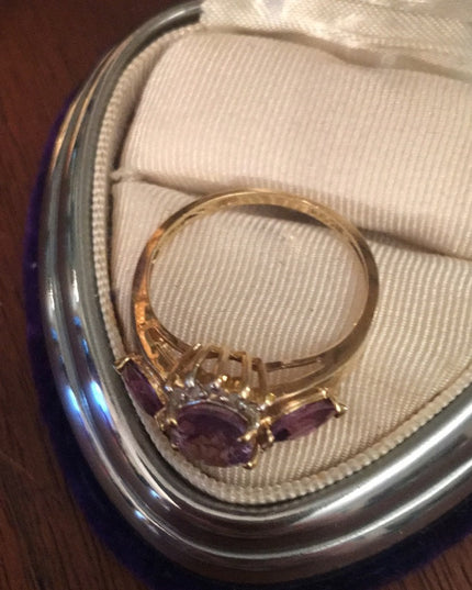 10k Gold Diamond & Amethys ring beautiful