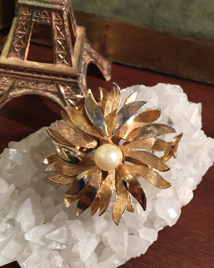 Vintage gold tone faux pearl flower brooch