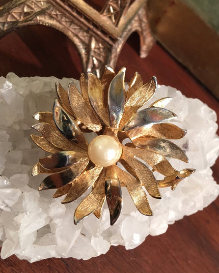 Vintage gold tone faux pearl flower brooch