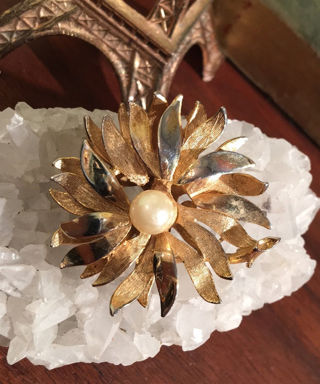 Vintage gold tone faux pearl flower brooch