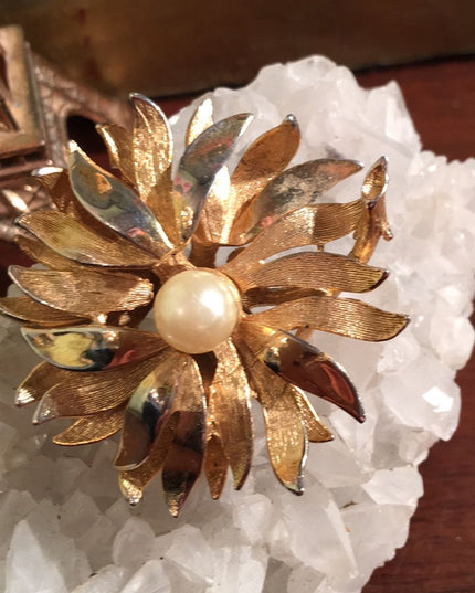 Vintage gold tone faux pearl flower brooch
