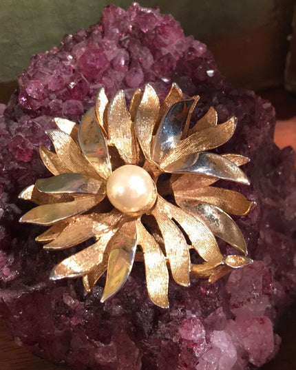 Vintage gold tone faux pearl flower brooch