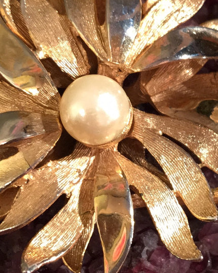 Vintage gold tone faux pearl flower brooch