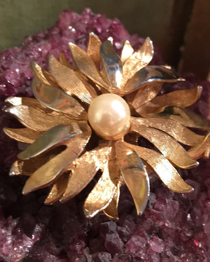 Vintage gold tone faux pearl flower brooch