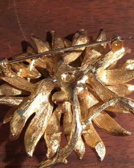 Vintage gold tone faux pearl flower brooch