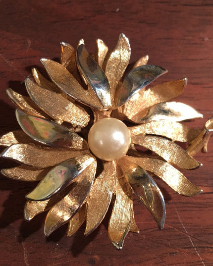 Vintage gold tone faux pearl flower brooch