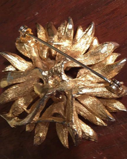 Vintage gold tone faux pearl flower brooch